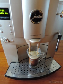 Kávovar JURA IMPRESSA E 75. Vše je plně funkční, v krásném, zachovalém stavu. Kávovar dělá perfektní espresso a cappuccíno. Na každou porci si namele požadované množství kávy