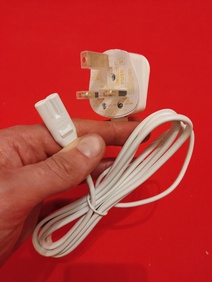 Napájecí kabel IEC C7 s britskou zástrčkou