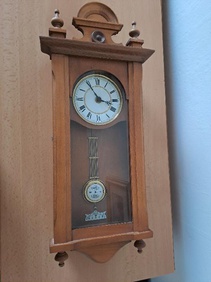 Nástěnné dřevěné hodiny na baterku