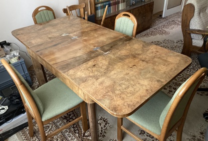 Dřevěný rozkládací jídelní stůl a 4 židle
