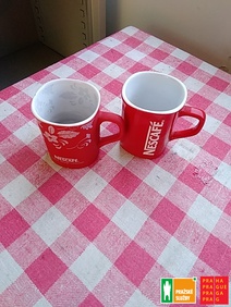 2x hrnek nescafe A2